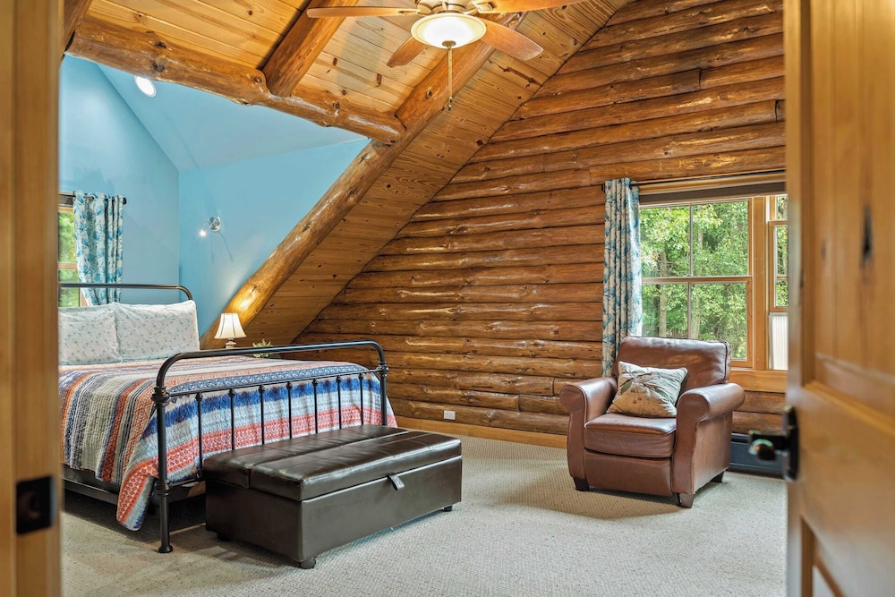 Bigwood Cabin Retreat Hot Tub, Game Room, Firepit Lounge & Private Yard