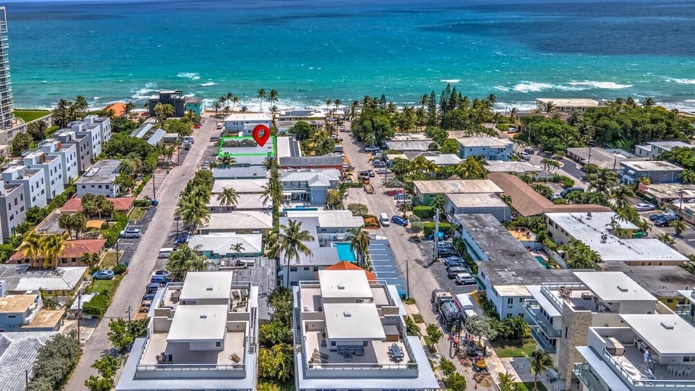 Beachside 1BR Apt Walk to Hollywood & Dania Beach