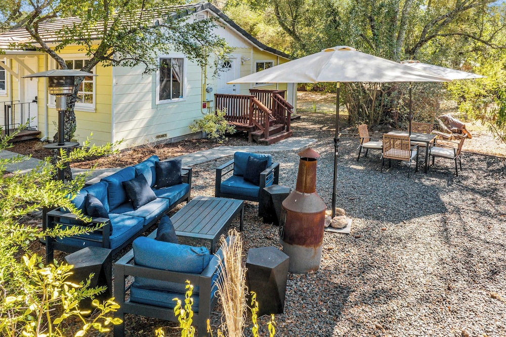 Grapevine Cottage by Avantstay Hobby Vineyard + Firepit