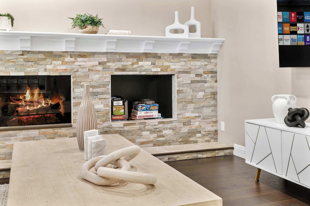 Luxury Pool Home w Theater Games & Mountain View