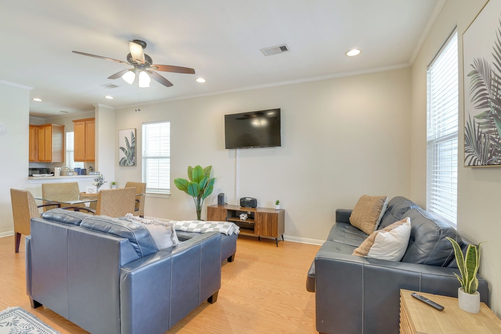1/2 Mi to Galveston Beach Seawall: Retreat w/ Pool