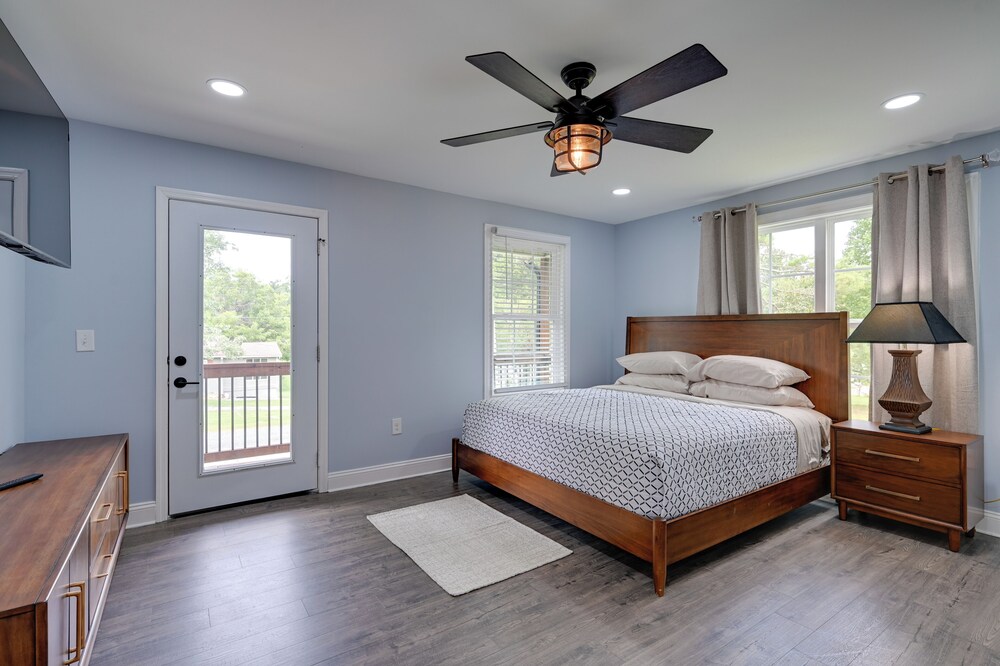 12 Mi to Downtown Winston-salem: Apt w/ Balcony!