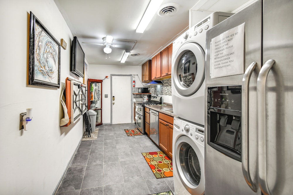 1 Mi to Dtwn: Remote Work-friendly Apt in Hampton!