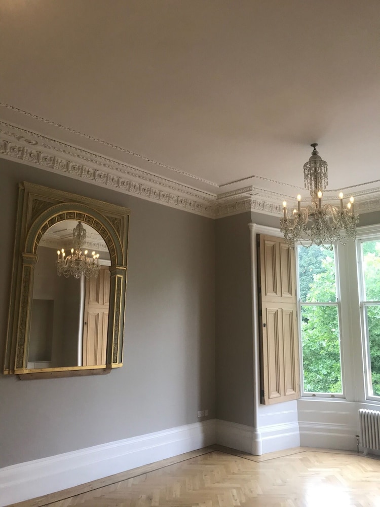 Luxurious 3-bed Apartment in Conservation Area view 4
