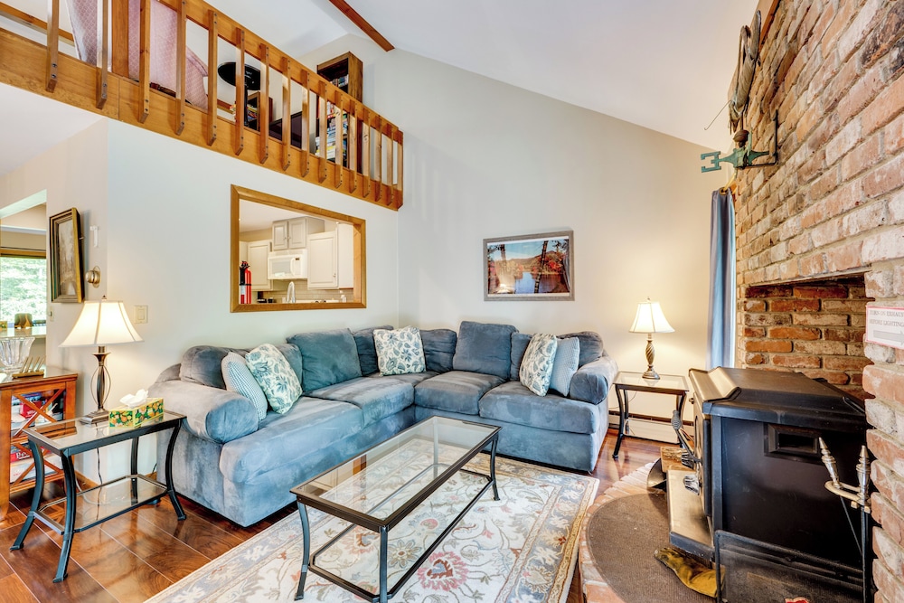 Near Skiing & Hiking! North Conway Gem w/ Balcony