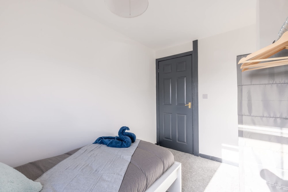Modern 3 Bed House-free Parking