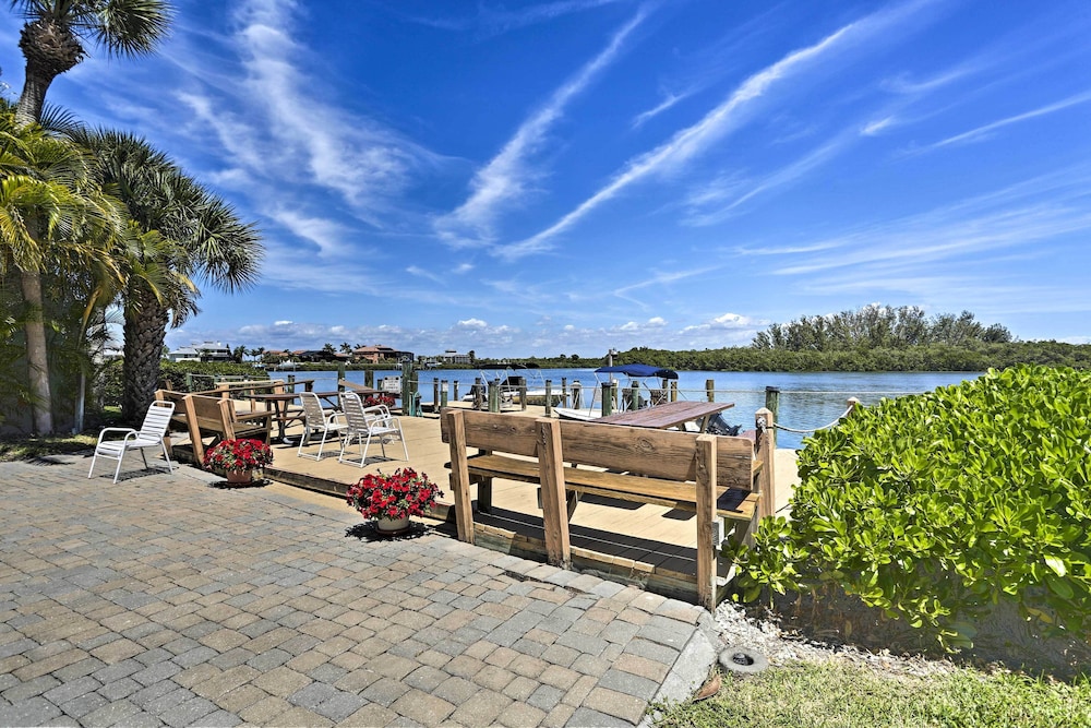 Beachfront Englewood Condo w/ Community Pool! view 5