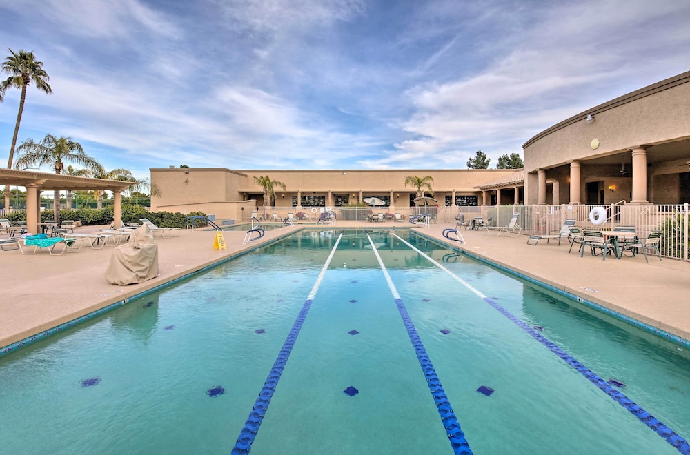 Patio + Pool Access: Golf Getaway in Peoria