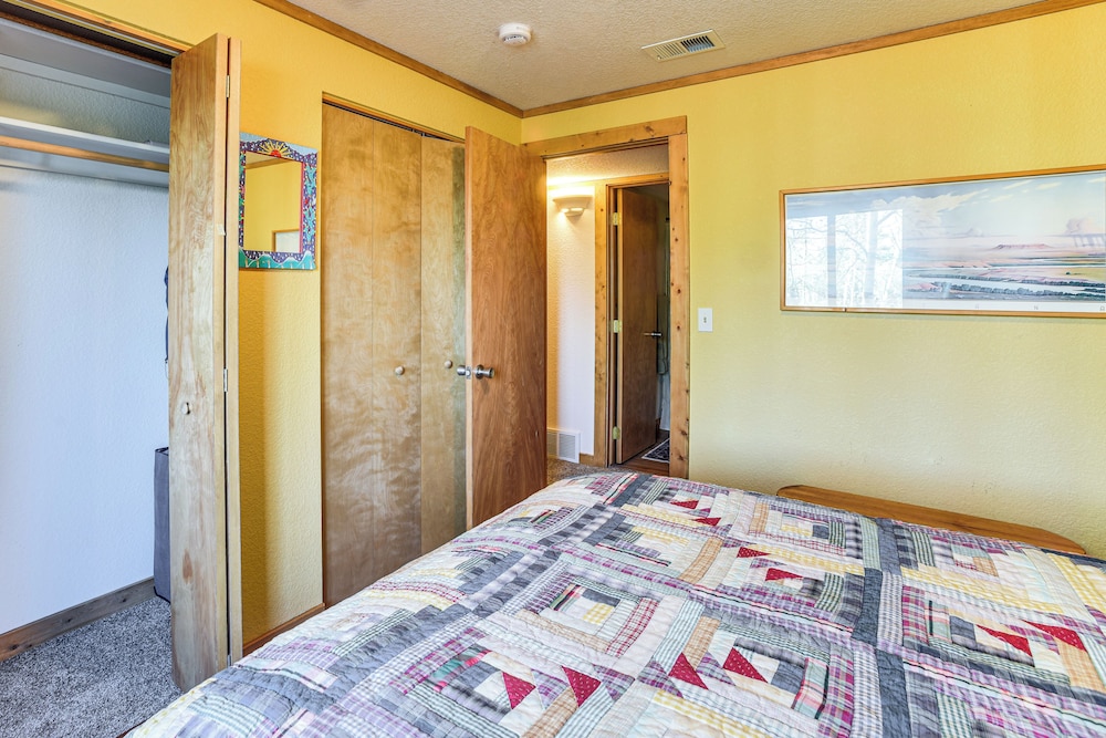 Hot Tub & Peak Views: Cripple Creek Cabin
