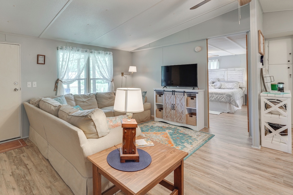 Fish, Swim & More: Quiet Retreat on Lake Sinclair!
