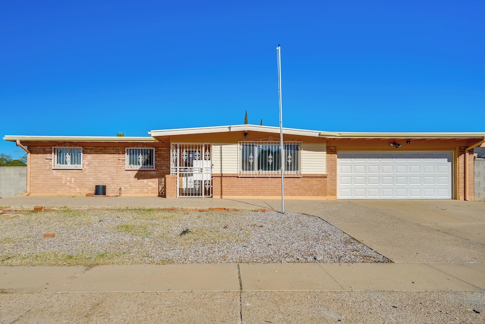 7 Mi to Saguaro Nat'l Park: Tucson Home w/ Yard