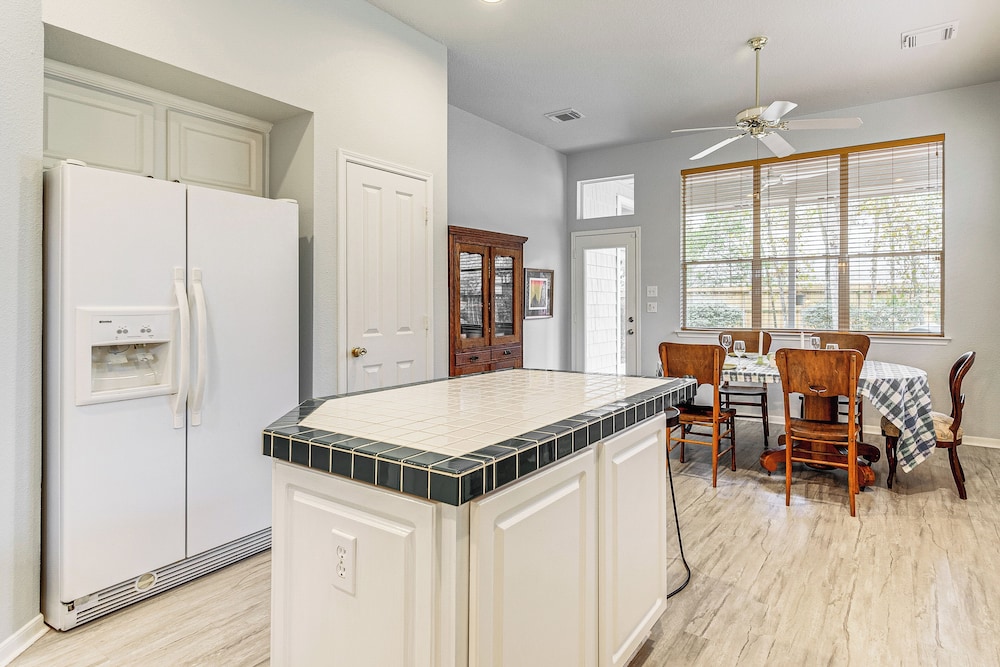 Hot Tub, Fire Pit: Retreat in The Woodlands!