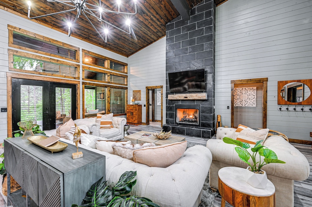 Luxe Broken Bow Vacation Rental: Hot Tub & Pets OK
