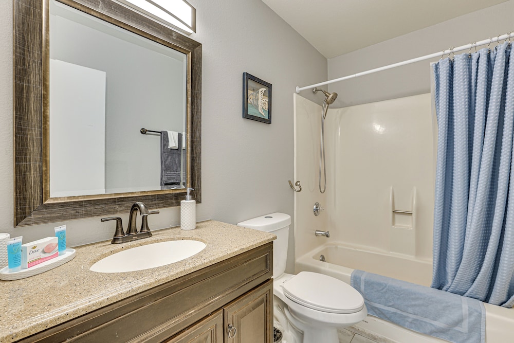 2 Mi to Old Town & Mall: Townhome w/ Pool Access!