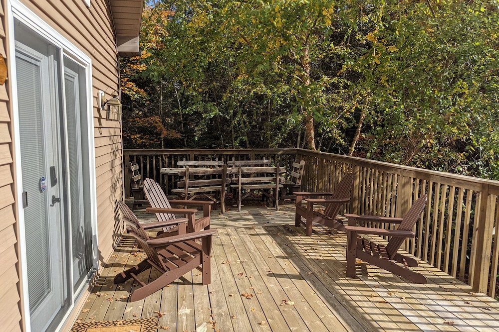 Mews Mountain House by Avantstay Walk to Beach Hot Tub Game Room