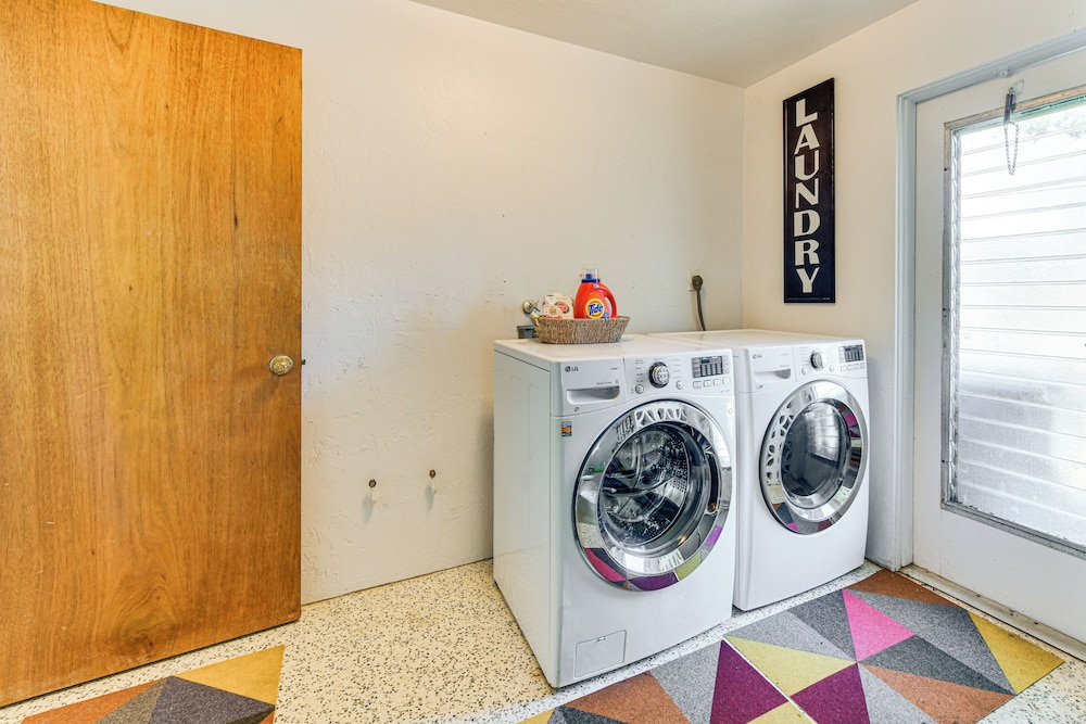 Lanai & Pet Friendly! Retro-chic Sarasota Home!