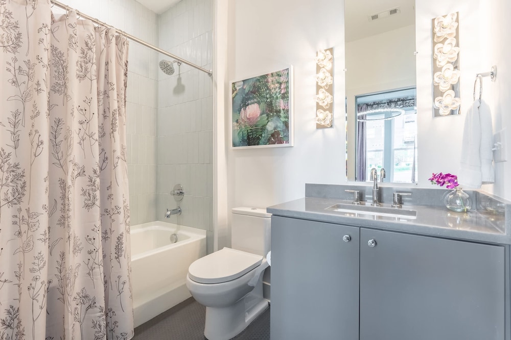 Luxe 4BR Retreat With Rooftop Fire Pit Garage