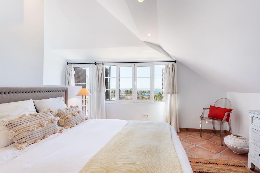 Exclusive Apartment, 200m2, Near Puerto Banus, Señorío de Marbella view 4