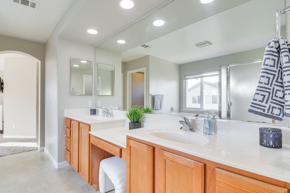 3 Mi to Downtown Merced: Family-friendly Home