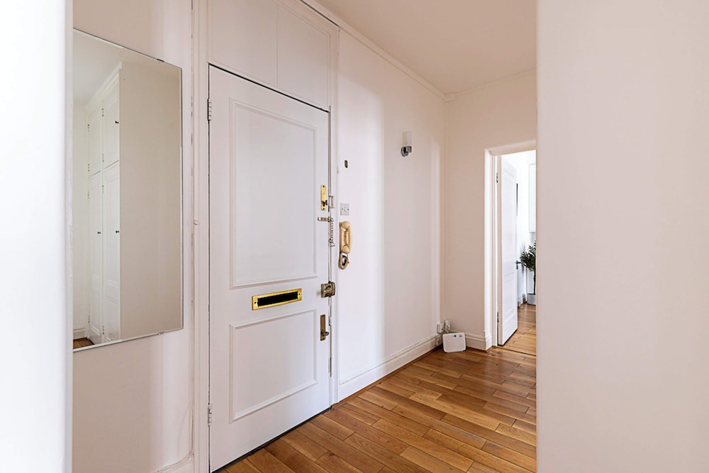 Modern 2 Bedroom Flat Near Queensway