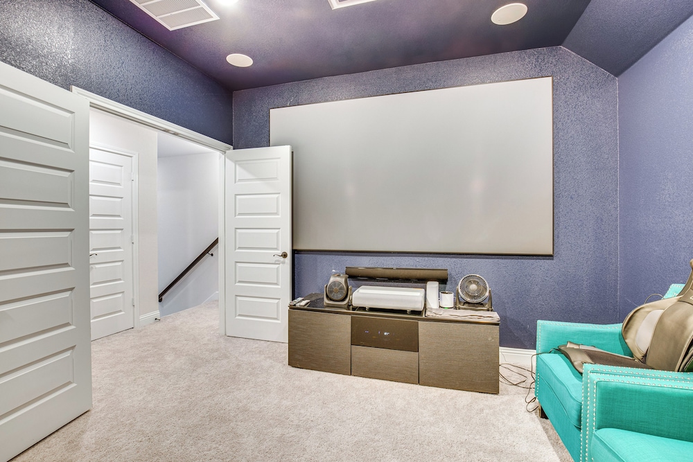 6 Mi to Lake Lewisville: Chic Retreat in Frisco!
