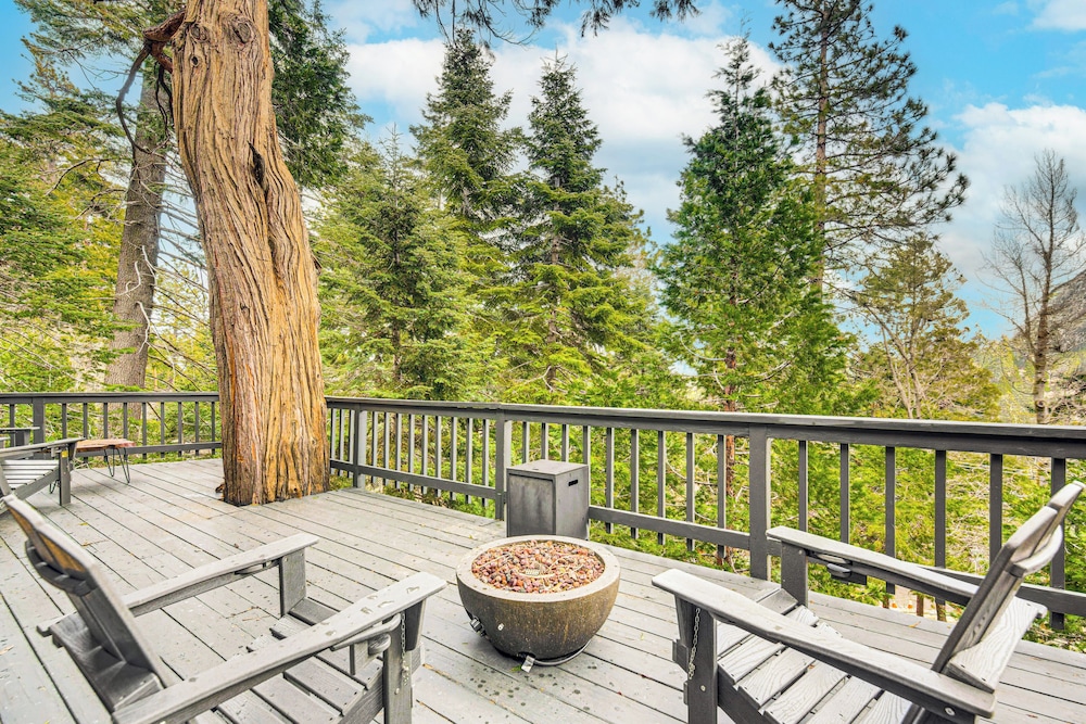 2 Mi to Lake Arrowhead: Treetop Retreat w/ Deck