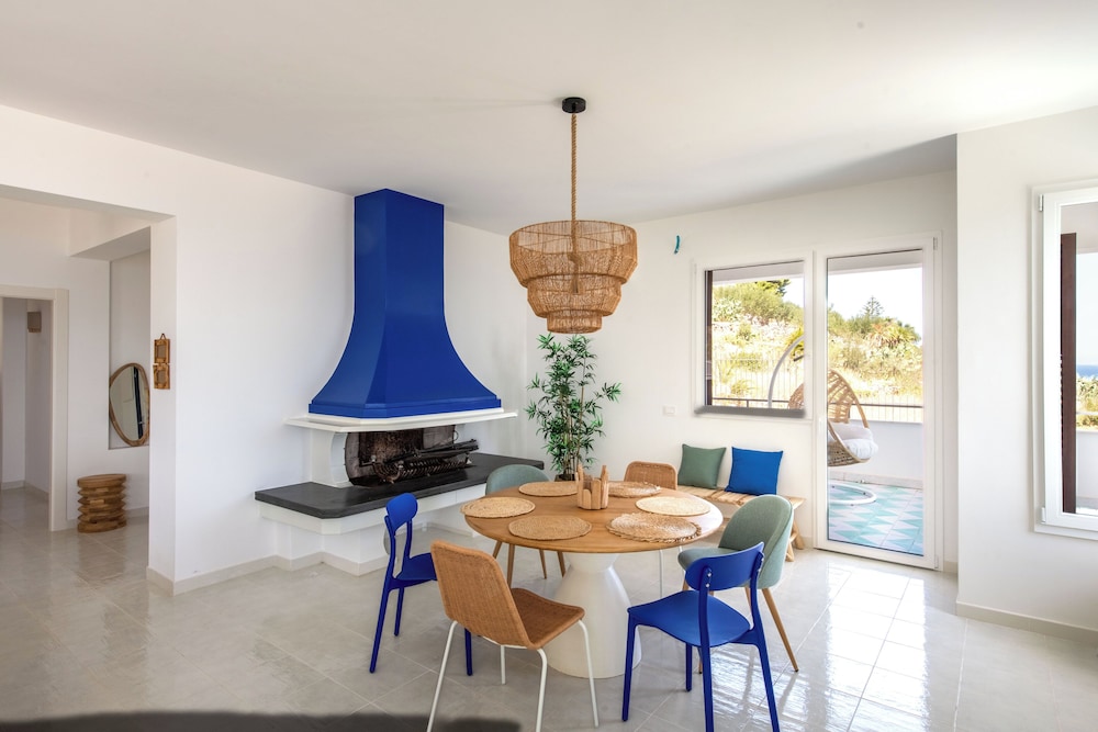 Sea Frame Design Apartments with Pool by Wonderful Italy
