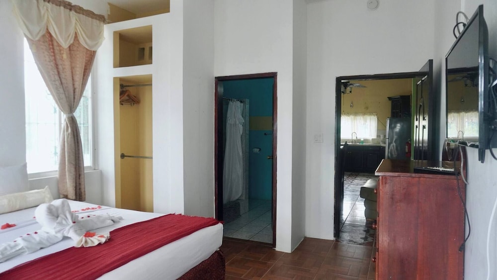 See Belize Waterside Sea View 2-bedroom Apartment w Balcony, Pool & Deck 2nd FL