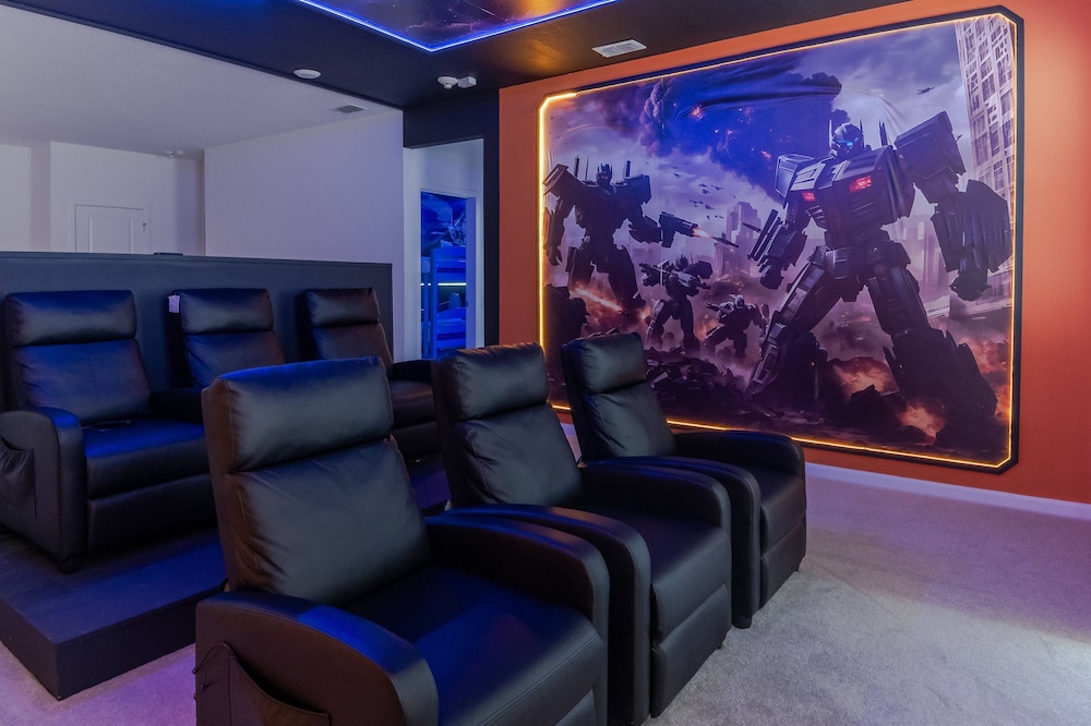 Sophisticated 9 Bedroom Close to Disney