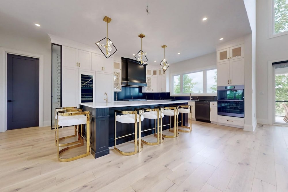 Lucky Mansion Luxury Villa in Fort Erie