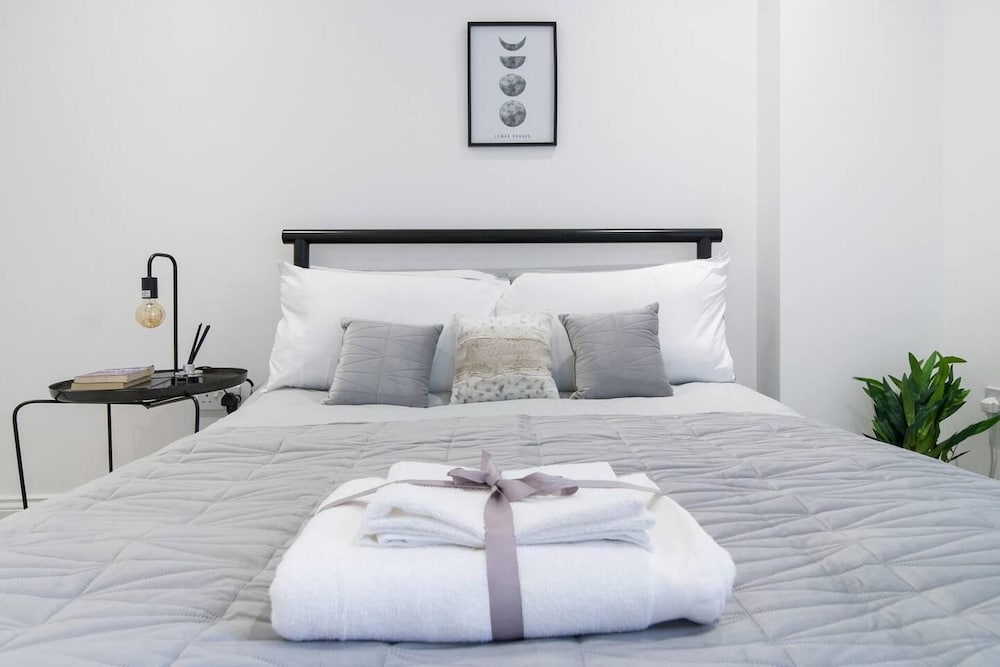 Livestay - Luxury 2bed Apartment With Free Parking view 4