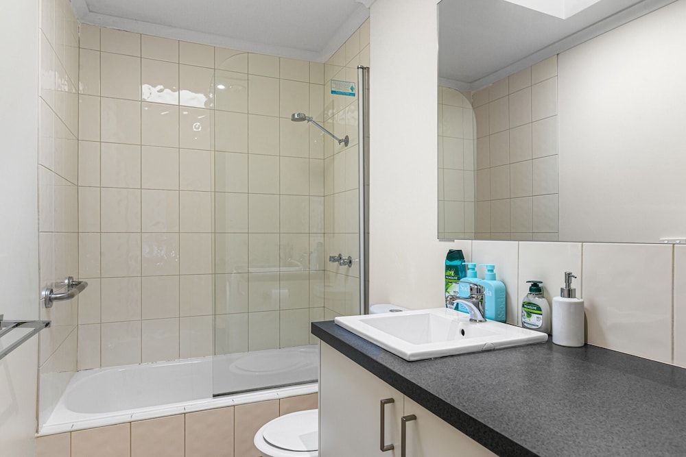 2-bed Townhouse Retreat in Sandy Bay With Parking