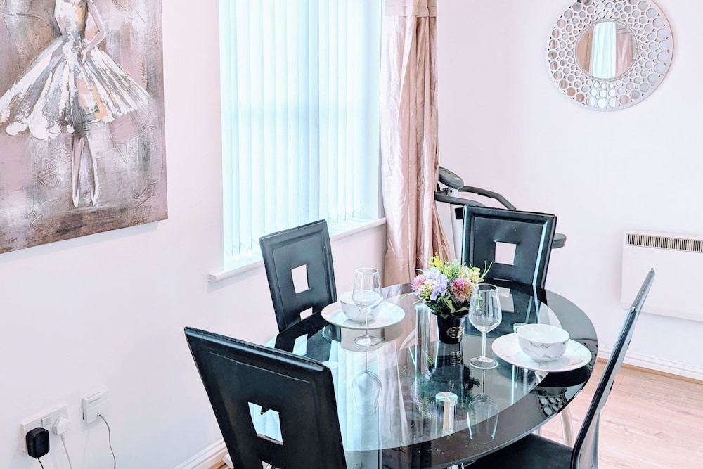 2 Bed - Sleeps 4 - Free Parking - 5 Min to Centre
