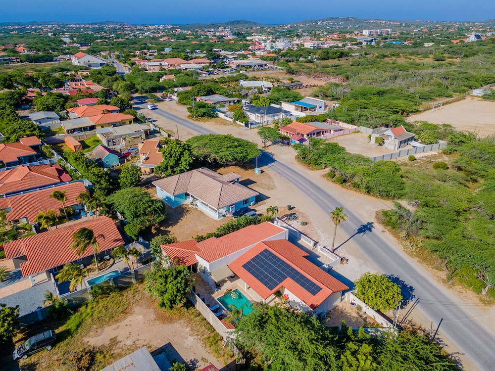 Luxurious Haven in the Heart of the Island Pool