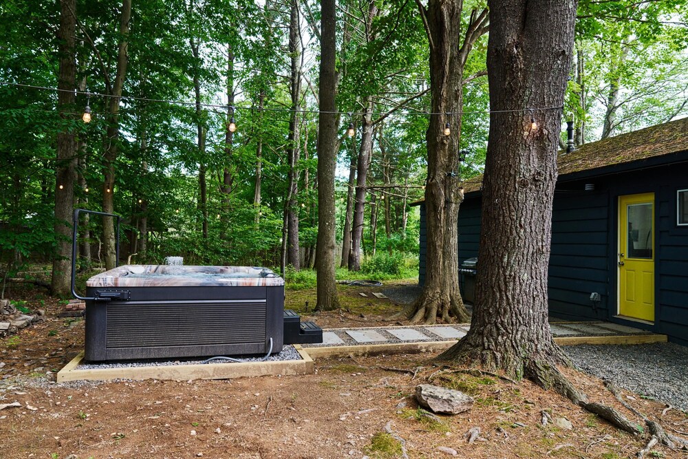 Mountain Retreat w hot tub Near Waterfalls view 3
