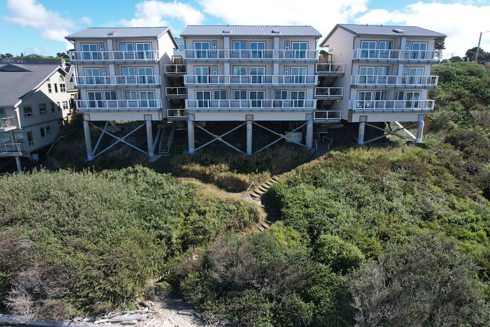 Sunset Oceanfront Lodging