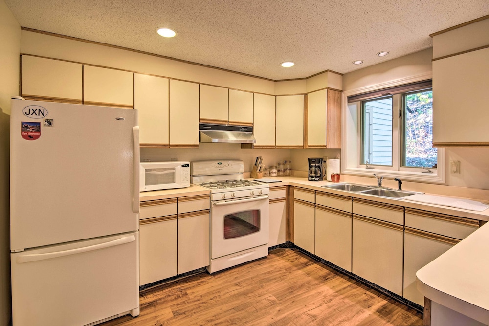 Charming Jackson Mountain Retreat on Golf Course! view 2