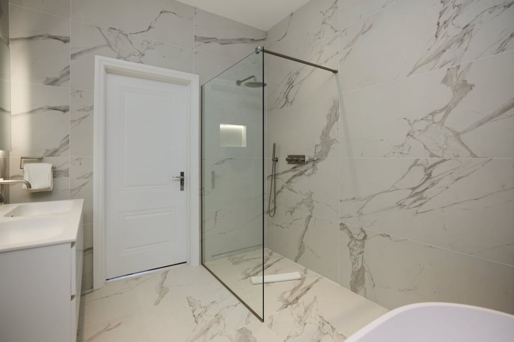 The Roehampton Place - Elegant 5bdr House With Garden Parking