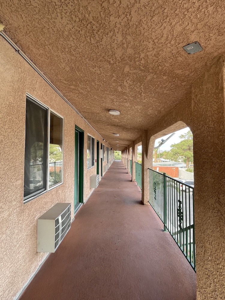 Crown Motel