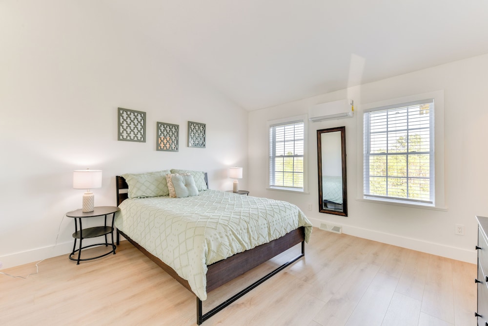 Pet-friendly Lake Norman Retreat w/ Deck & Grill