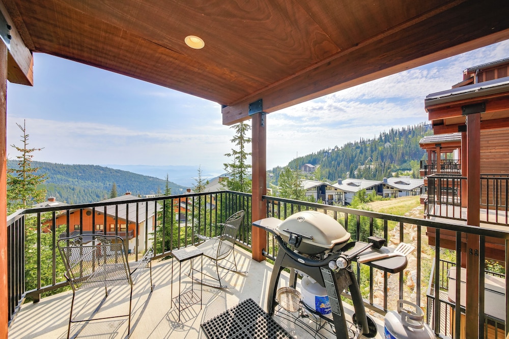 Walk to Schweitzer Village: Mountain-view Home