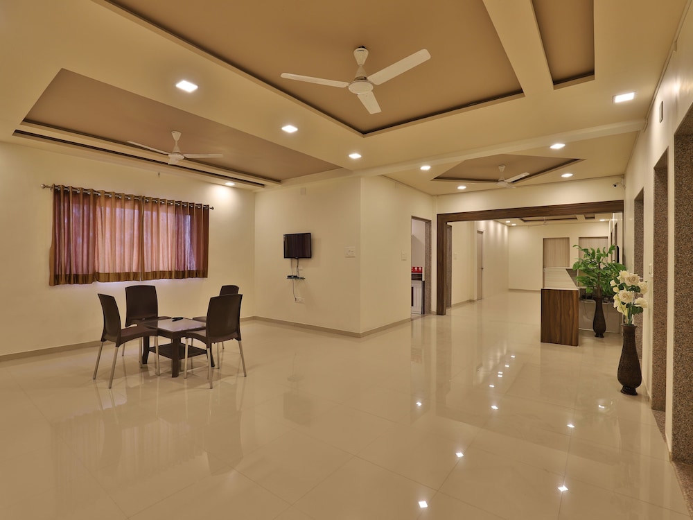 OYO 11750 Hotel Starz
