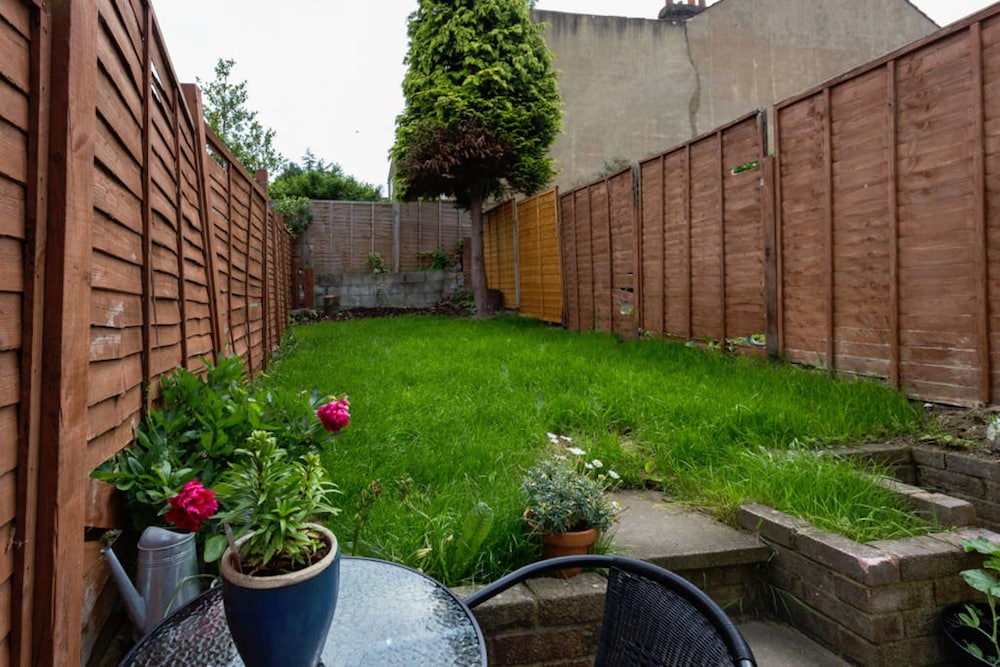 Ashton House, Luton - inhabit short stays