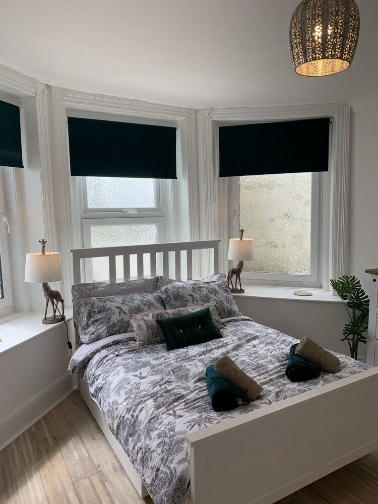 Stunning 3-bed Apartment in Ventnor view 2