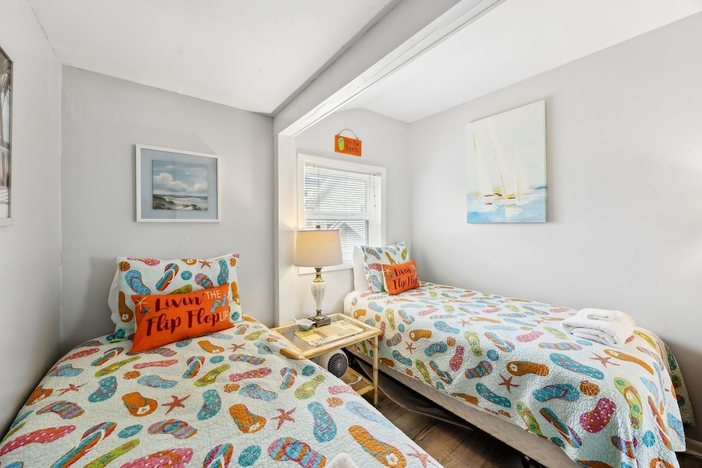 124 S Fletcher - Upstairs 2 Bedroom Duplex
