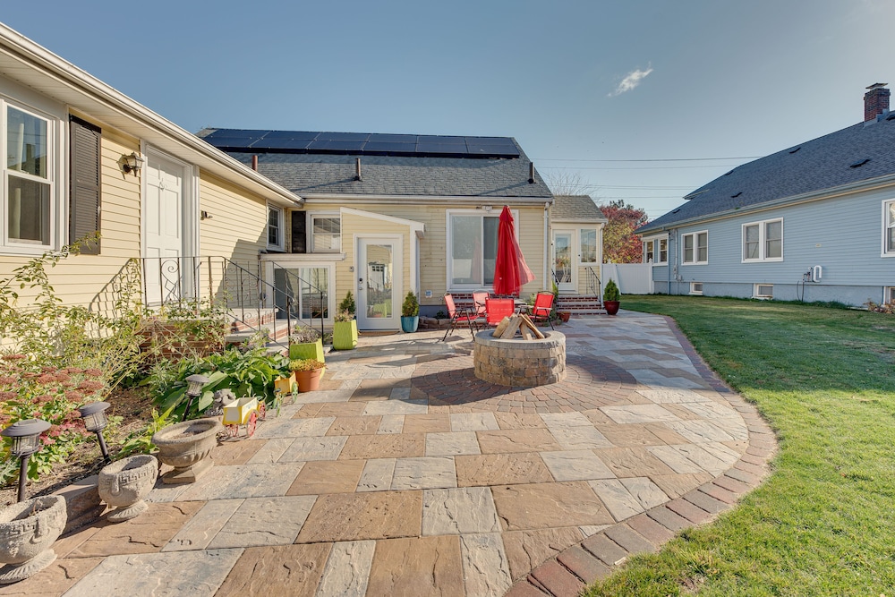 1 Mi to Downtown: Salem Vacation Rental!