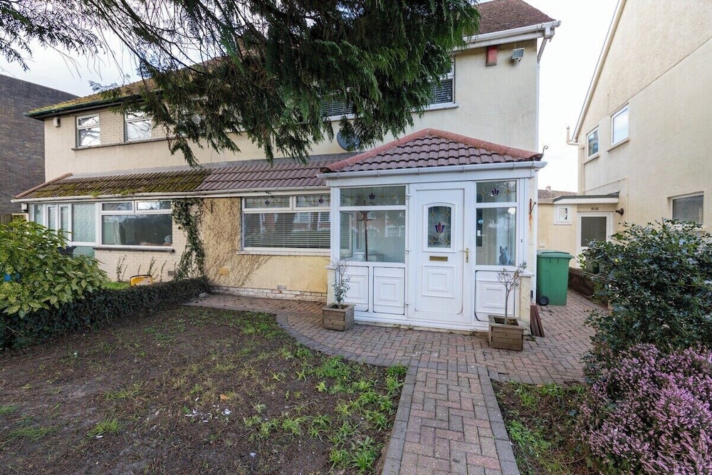 Spacious 3 Bed Home With Pool Table