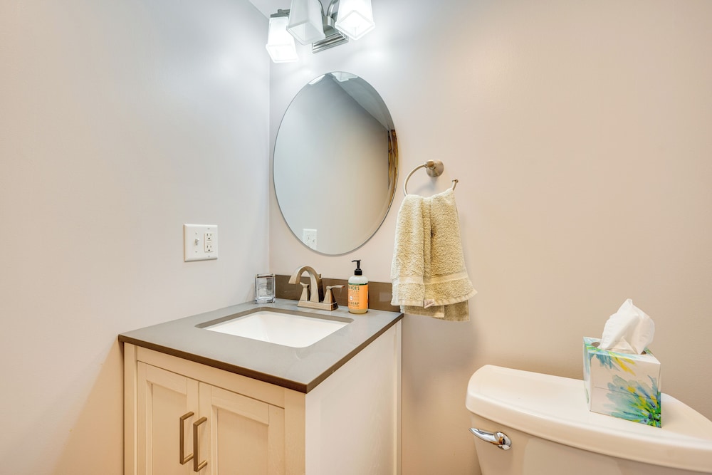 1 Mi to Story Land: Spacious Home w/ Mtn Views!
