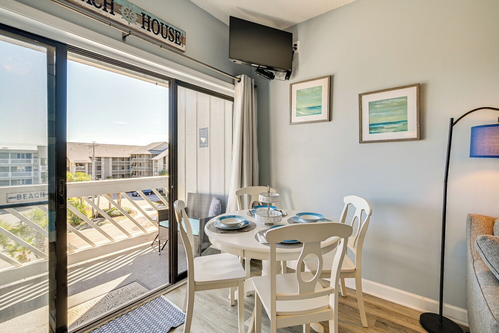 Walk to Beach: Top-floor Condo in Murrells Inlet