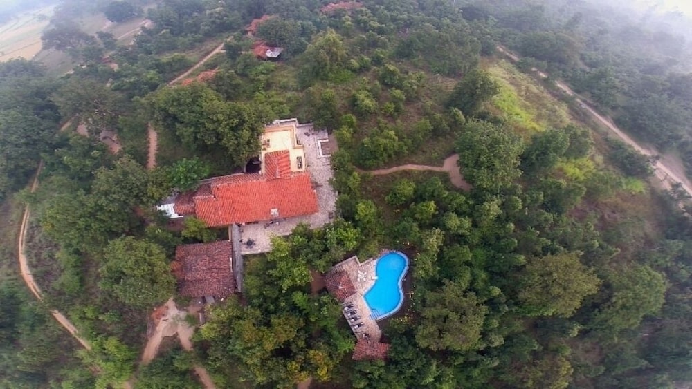 Pugdundee Safaris - Kanha Earth Lodge